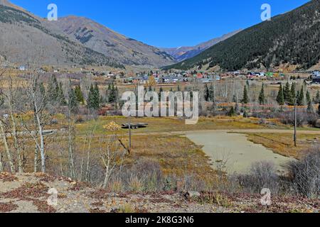 Ein Überblick über die Landschaft des historischen Silverton, Colorado, in der San Juan Mountain Range, einem nationalen historischen Wahrzeichen im „alten Westen“. Stockfoto