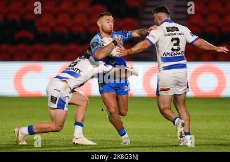 Samoas Danny Levi (Mitte) wird während des Rugby-League-Weltcup-Spiels Der Gruppe A im Eco-Power Stadium, Doncaster, von den Griechenlands Lachlan Ilias (links) und Terence Constantinou angegangen. Bilddatum: Sonntag, 23. Oktober 2022. Stockfoto