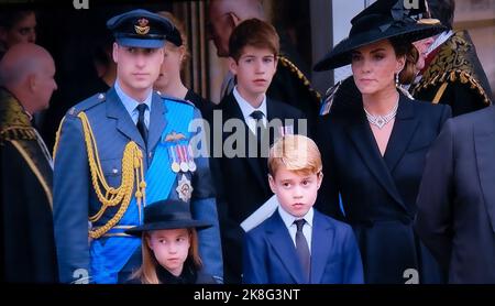 William Prince of Wales mit Catherine Princess of Wales und zwei ihrer drei Kinder Prince George of Wales und Princess Charlotte of Wales, bei der Beerdigung von HM Queen Elizabeth II, die nach dem Gottesdienst in der St. Georges Chapel aufbrechen Windsor Bekshire UK Broadcast Still 19 Sep 2022 Stockfoto