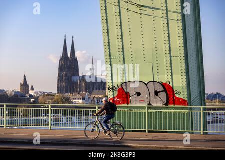 Der Kölner Dom steht an einem strahlenden Herbsttag am Rheinufer Stockfoto
