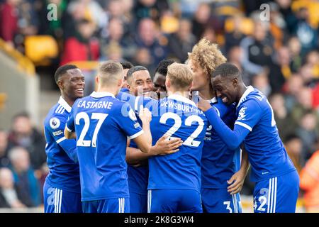 Wolverhampton, Großbritannien. 23. Oktober 2022. Wolverhampton, Großbritannien. 23. Oktober 2022. Youri Tielemans aus Leicester und sein Teamkollege feiern das erste Tor seiner Mannschaft während des Premier League-Spiels zwischen Wolverhampton Wanderers und Leicester City am Sonntag, dem 23.. Oktober 2022 in Molineux, Wolverhampton. (Kredit: Gustavo Pantano | MI Nachrichten) Kredit: MI Nachrichten & Sport /Alamy Live Nachrichten Stockfoto