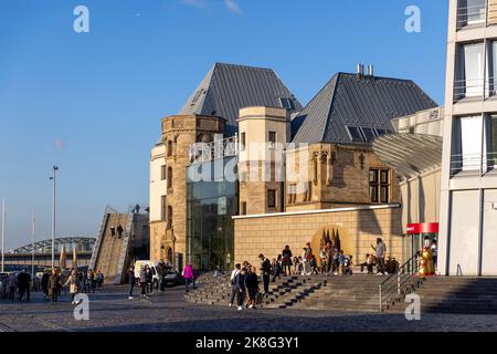 Menschen hängen an einem hellen Herbsttag vor dem Schokoladenmuseum in Köln Stockfoto