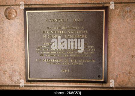 New York, NY, USA - 23. Oktober 2022: Ein metallisches Schild, das an der Außenwand der Carnegie Hall befestigt ist und den Status eines nationalen Landmark seit 1964 anzeigt. Stockfoto