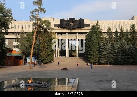 Ewige Flamme und Militärhistorisches Museum, Panfilov Park, Zenkov Straße, Almaty, Almaty Region, Kasachstan, Zentralasien Stockfoto