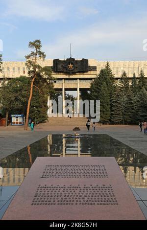 Ewige Flamme und Militärhistorisches Museum, Panfilov Park, Zenkov Straße, Almaty, Almaty Region, Kasachstan, Zentralasien Stockfoto