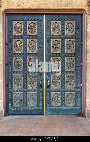 Bronzetüren an der Kathedrale Basilika des Heiligen Franziskus von Assisi - Catedral Basílica de San Francisco de Asís in Santa Fe, New Mexico. Während der Auflösung Stockfoto