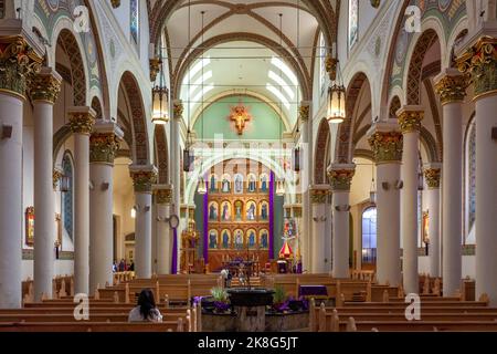 Das Kirchenschiff und das Heiligtum der Kathedrale aus dem 19.. Jahrhundert Basilika des Heiligen Franziskus von Assisi - Catedral Basílica de San Francisco de Asís in Santa Fe, NM Stockfoto