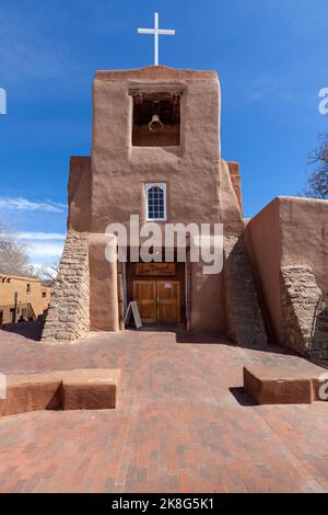 Die San Miguel-Kapelle aus dem Jahr 1710 in Santa Fe, New Mexico. Ursprünglich um 1610 erbaut, wird sie oft als die älteste Kirche im Vereinigten Sta bezeichnet Stockfoto