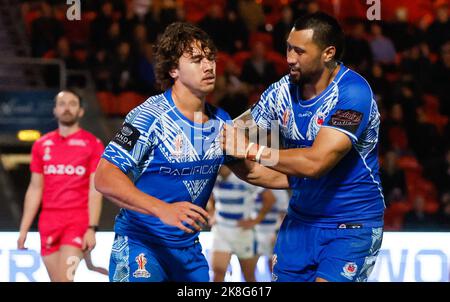 Chanel Harris-Tavita von Samoa (links) feiert nach einem Versuch mit Ligi Sao während des Rugby-League-Weltcup-Spiels Ein Spiel im Eco-Power Stadium, Doncaster. Bilddatum: Sonntag, 23. Oktober 2022. Stockfoto