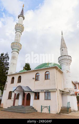 Surmene, Türkei - 21. Dezember 2021: Soguksu Mahallesi Orta Camii. Außenansicht der Moschee in Surmene, Bezirk Trabzon. Vertikales Foto Stockfoto