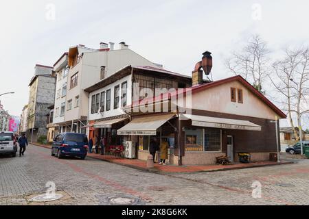 Surmene, Türkei - 22. Dezember 2021: Blick auf die Stadt Surmene, gewöhnliche Menschen gehen die Straße in der Nähe einer türkischen Bäckerei mit traditionellem Folk Bread Oven Stockfoto