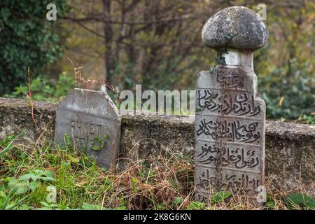 Surmene, Türkei - 21. Dezember 2021: Auf dem muslimischen Friedhof in der Moschee Soguksu Mahallesi Orta Camii stehen antike Grabsteine Stockfoto