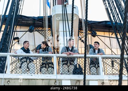 USS Constitution ging von Charlestown Navy Yard für die Geburtstagsfeier 225. im Gange. Stockfoto