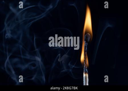 Ein Bild einer Streichholz-Flamme vor einem schwarzen Hintergrund Stockfoto