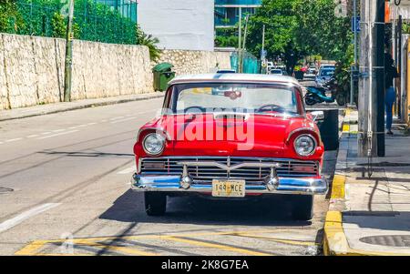 Verschiedene bunt getunte Autos und Oldtimer-Klassiker in Playa del Carmen Quintana Roo Mexiko. Stockfoto