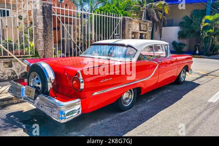 Verschiedene bunt getunte Autos und Oldtimer-Klassiker in Playa del Carmen Quintana Roo Mexiko. Stockfoto