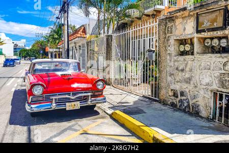 Verschiedene bunt getunte Autos und Oldtimer-Klassiker in Playa del Carmen Quintana Roo Mexiko. Stockfoto