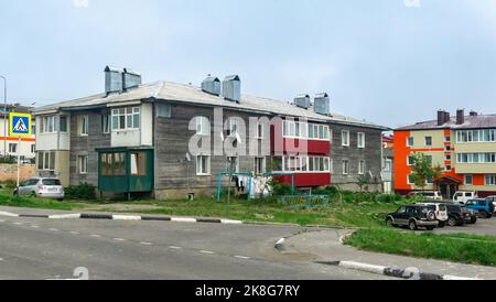 Yuzhno-Kurilsk, Russland - 01. August 2022: Stadtbild des Dorfes Yuzhno-Kurilsk auf der Insel Kunashir Stockfoto