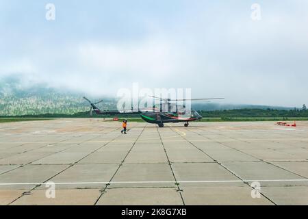 Yuzhno-Kurilsk, Russland - 03. August 2022: Hubschrauber auf dem Flughafen der Insel Kunashir bereitet sich auf den Start vor Stockfoto