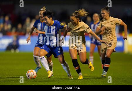 Lee Geum-min von Brighton und Hove Albion (links) und Johanna Rytting Kaneryd von Chelsea kämpfen während des Barclays Women's Super League-Spiels im Broadfield Stadium, Crawley, um den Ball. Bilddatum: Samstag, 22. Oktober 2022. Stockfoto