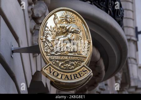 Notarschild an der Fassade eines Gebäudes in einer Straße in Paris, Frankreich. Konzepte von Notardienstleistungen und Immobilienmarkt in Frankreich Stockfoto