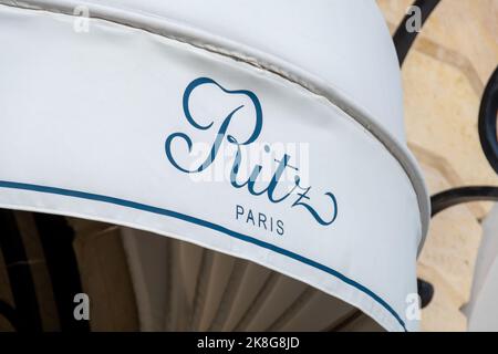 Detail eines Baldachins des berühmten Ritz Hotels in Paris mit dem Hotellogo. Das Ritz Hotel gilt als eines der schönsten und luxuriösesten Hotels Stockfoto