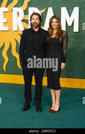 Christian Bale und Sibi Blazic fotografierten während der europäischen Premiere von AMSTERDAM am Mittwoch, 21. September 2022, auf dem Odeon Luxe Leicester Square in London. Bild von Julie Edwards. Stockfoto