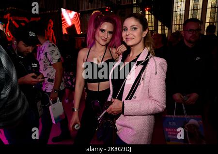 Cherry Berlin und Yvonne Woelke auf der 25. Venus Berlin 2022 in den Messehallen unter dem Funkturm. Berlin, 22.10.2022 Stockfoto