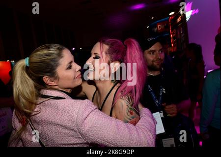 Yvonne Woelke und Cherry Berlin auf der 25. Venus Berlin 2022 in den Messehallen unter dem Funkturm. Berlin, 22.10.2022 Stockfoto