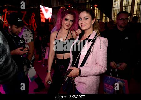 Cherry Berlin und Yvonne Woelke auf der 25. Venus Berlin 2022 in den Messehallen unter dem Funkturm. Berlin, 22.10.2022 Stockfoto