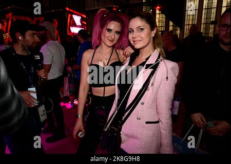 Cherry Berlin und Yvonne Woelke auf der 25. Venus Berlin 2022 in den Messehallen unter dem Funkturm. Berlin, 22.10.2022 Stockfoto