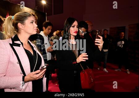 Yvonne Woelke und Djamila Rowe auf der 25. Venus Berlin 2022 in den Messehallen unter dem Funkturm. Berlin, 22.10.2022 Stockfoto