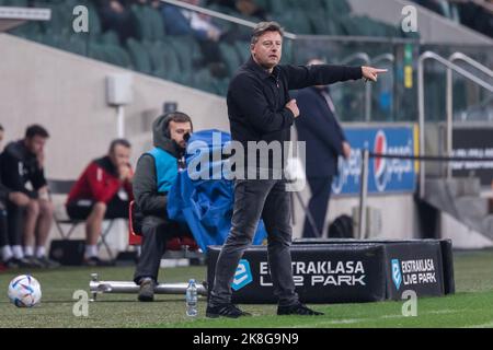 Warschau, Polen. 22. Oktober 2022. Kosta Runjaic Trainer von Legia gesehen während der polnischen PKO Ekstraklasa League Spiel zwischen Legia Warszawa und Pogon Stettin im Marschall Jozef Pilsudski Legia Warschau Municipal Stadium.Final Score; Legia Warszawa 1:1 Pogon Stettin. Kredit: SOPA Images Limited/Alamy Live Nachrichten Stockfoto