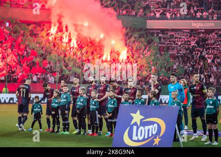 Warschau, Polen. 22. Oktober 2022. Team von Pogon gesehen während der polnischen PKO Ekstraklasa League Spiel zwischen Legia Warszawa und Pogon Stettin im Marschall Jozef Pilsudski Legia Warschau Municipal Stadium.Final Score; Legia Warszawa 1:1 Pogon Stettin. Kredit: SOPA Images Limited/Alamy Live Nachrichten Stockfoto