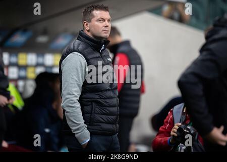 Warschau, Polen. 22. Oktober 2022. Jens Gustafsson Trainer von Pogon beim polnischen PKO Ekstraklasa League-Spiel zwischen Legia Warszawa und Pogon Szczecin im Marschall Jozef Pilsudski Legia Warsaw Municipal Stadium.Endstand; Legia Warszawa 1:1 Pogon Szczecin. Kredit: SOPA Images Limited/Alamy Live Nachrichten Stockfoto