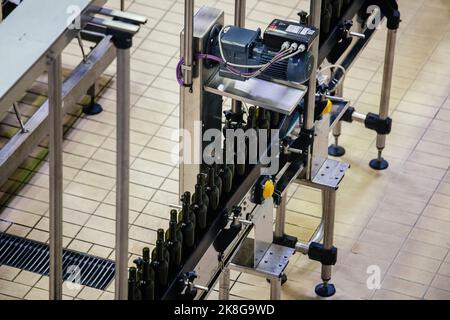 Abfüllung und Versiegelung der Produktionslinie für Weinförderer in einem modernen Weingut Stockfoto