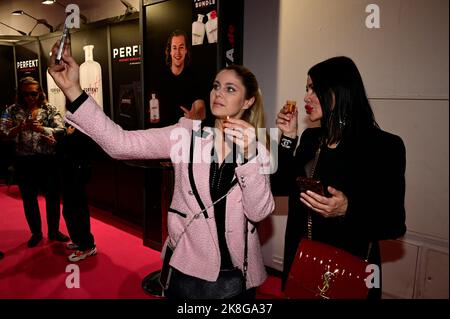 Yvonne Woelke und Djamila Rowe auf der 25. Venus Berlin 2022 in den Messehallen unter dem Funkturm. Berlin, 22.10.2022 Stockfoto