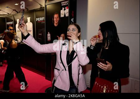 Yvonne Woelke und Djamila Rowe auf der 25. Venus Berlin 2022 in den Messehallen unter dem Funkturm. Berlin, 22.10.2022 Stockfoto