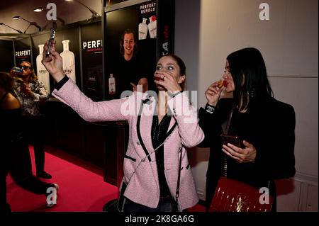 Yvonne Woelke und Djamila Rowe auf der 25. Venus Berlin 2022 in den Messehallen unter dem Funkturm. Berlin, 22.10.2022 Stockfoto