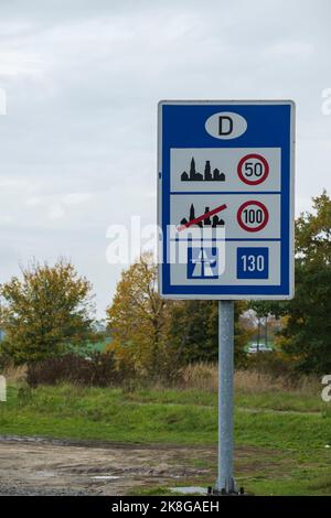 Zeichen der Geschwindigkeiten, die in Deutschland an der deutschen Grenze gelten Stockfoto