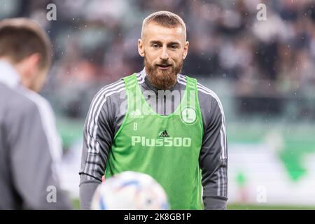 Warschau, Polen. 22. Oktober 2022. Rafal Augustyniak von Legia gesehen während des polnischen PKO Ekstraklasa League-Spiels zwischen Legia Warszawa und Pogon Stettin im Marschall Jozef Pilsudski Legia Warsaw Municipal Stadium.Endstand; Legia Warszawa 1:1 Pogon Stettin. (Foto von Mikolaj Barbanell/SOPA Images/Sipa USA) Quelle: SIPA USA/Alamy Live News Stockfoto