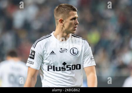 Warschau, Polen. 22. Oktober 2022. Maik Nawrocki von Legia gesehen während des polnischen PKO Ekstraklasa League-Spiels zwischen Legia Warszawa und Pogon Stettin im Marschall Jozef Pilsudski Legia Warsaw Municipal Stadium.Endstand; Legia Warszawa 1:1 Pogon Stettin. (Foto von Mikolaj Barbanell/SOPA Images/Sipa USA) Quelle: SIPA USA/Alamy Live News Stockfoto