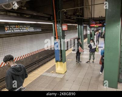 Wochenende U-Bahnschiff in New York warten Fahrer am Samstag, den 15. Oktober 2022, an der Station Atlantic Ave-Barclays Center. (© Richard B. Levine) Stockfoto