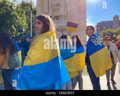 Ukrainisch-Amerikaner und ihre Anhänger versammeln sich am Samstag, dem 22. Oktober 2022, im Washington Square Park in New York, um gegen die russische Invasion in der Ukraine und den Einsatz iranischer „Kamikaze“-Drohnen durch Russland zu protestieren. (© Frances M. Roberts) Stockfoto