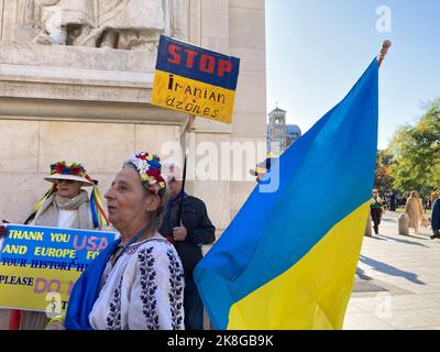 Ukrainisch-Amerikaner und ihre Anhänger versammeln sich am Samstag, dem 22. Oktober 2022, im Washington Square Park in New York, um gegen die russische Invasion in der Ukraine und den Einsatz iranischer „Kamikaze“-Drohnen durch Russland zu protestieren. (© Frances M. Roberts) Stockfoto