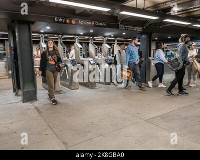 Wochenende U-Bahn-Riff in New York, Fahrer verlassen die West 23. Street Station am Samstag, 15. Oktober 2022. (© Richard B. Levine) Stockfoto