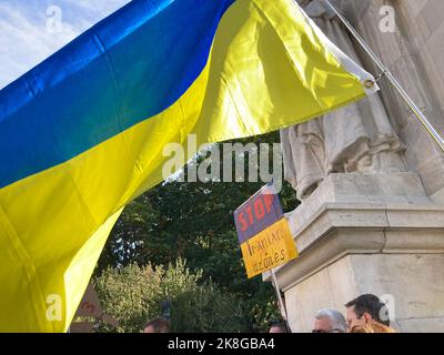 Ukrainisch-Amerikaner und ihre Anhänger versammeln sich am Samstag, dem 22. Oktober 2022, im Washington Square Park in New York, um gegen die russische Invasion in der Ukraine und den Einsatz iranischer „Kamikaze“-Drohnen durch Russland zu protestieren. (© Frances M. Roberts) Stockfoto