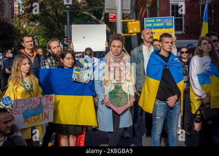 Ukrainisch-Amerikaner und ihre Anhänger versammeln sich am Samstag, dem 22. Oktober 2022, im Washington Square Park in New York, um gegen die russische Invasion in der Ukraine und den Einsatz iranischer „Kamikaze“-Drohnen durch Russland zu protestieren. (© Richard B. Levine) Stockfoto