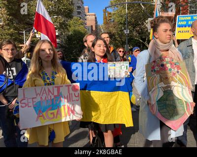 Ukrainisch-Amerikaner und ihre Anhänger versammeln sich am Samstag, dem 22. Oktober 2022, im Washington Square Park in New York, um gegen die russische Invasion in der Ukraine und den Einsatz iranischer „Kamikaze“-Drohnen durch Russland zu protestieren. (© Frances M. Roberts) Stockfoto