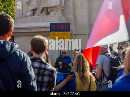 Ukrainisch-Amerikaner und ihre Anhänger versammeln sich am Samstag, dem 22. Oktober 2022, im Washington Square Park in New York, um gegen die russische Invasion in der Ukraine und den Einsatz iranischer „Kamikaze“-Drohnen durch Russland zu protestieren. (© Richard B. Levine) Stockfoto